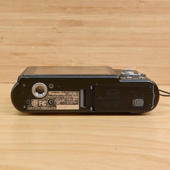 Panasonic Lumix DMC-FX12 7.2 MP Digital Camera, with 3x Optical Zoom, Black - Picture 5 of 6